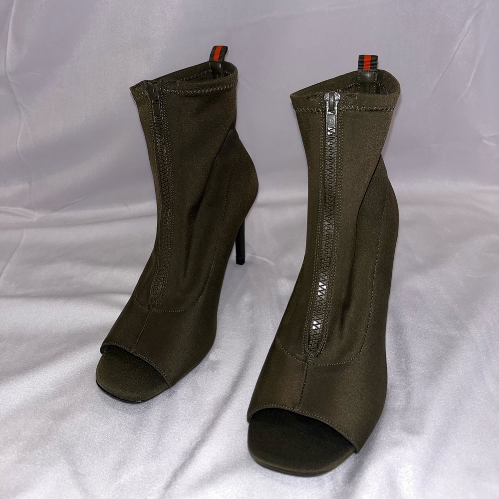 Army Green with Orange accent stripe size 8 1/2 heels